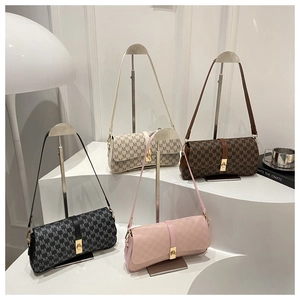 Quatre sacs bandoulière élégants en noir, rose, blanc et marron avec fermoirs dorés