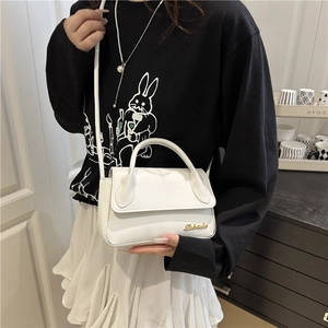 Sac à main blanc en cuir pour femme avec logo doré et bandoulière chic