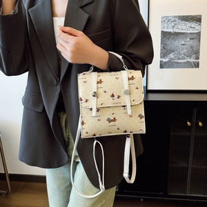 Mini sac à dos beige pour femme avec imprimé teckel et motifs cerises à la mode