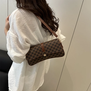 Sac à bandoulière marron chic avec imprimé monogramme et fermoir doré style vintage