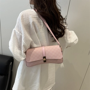 Sac bandoulière rose avec motif monogramme M et fermoir pivotant en métal doré