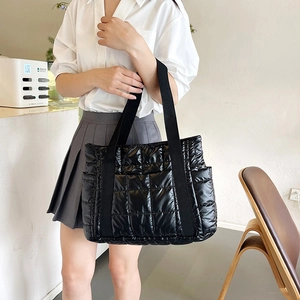 Grand sac cabas matelassé noir pour femme avec poignées larges et texture en nylon