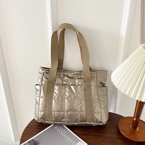 Gesteppte champagnergoldene Schultertasche aus glänzendem Nylon mit breiten Webgriffen