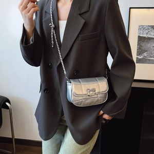 Silver quilted chain shoulder bag with metallic G-buckle and elegant square texture