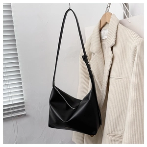 Details der minimalistischen schwarzen Hobo-Tasche aus Leder mit verstellbarem Riemen