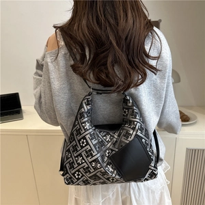 Sac hobo pour femme avec motif jacquard géométrique et détails en cuir élégant