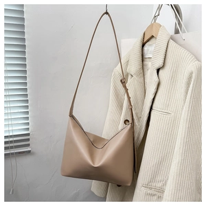 Detail der minimalistischen beige matten Umhängetasche mit Metallreißverschluss oben