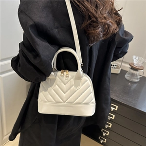 Sac bandoulière blanc à surpiqûres en V avec détails dorés et bandoulière amovible