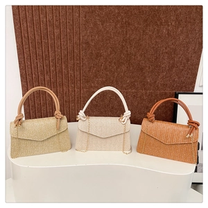 Trois sacs bandoulière tressés en beige et caramel avec chaîne dorée et poignée à nœud