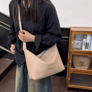 Schicke beige Halbmond-Schultertasche mit schwarzem Reißverschluss für Damen