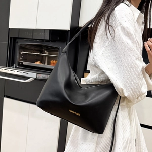 Große schwarze Hobo-Tasche mit goldenem Schriftzug und silbernem Reißverschluss