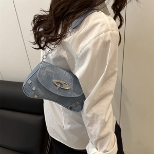 Borsa a tracolla in denim azzurro con logo a stella e borchie argentate, vista lifestyle