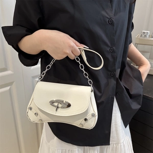 Borsa a spalla a mezzaluna in pelle bianco crema con catena e fibbia metallica
