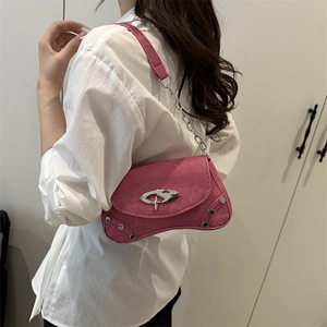 Borsa a spalla rosa fucsia stile Y2K con fibbia argentata e dettagli di borchie