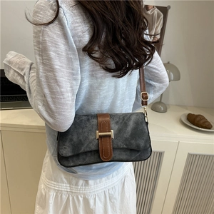 Sac baguette minimaliste gris mat avec boucle en H dorée et bandoulière en cuir