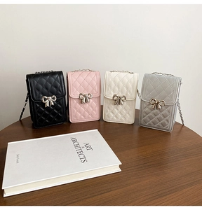 Détails de sacs de téléphone matelassés en noir, rose, blanc et argent avec fermoir noeud