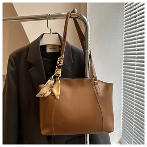 Sac fourre-tout en cuir marron caramel avec foulard en soie imprimé sur la poignée