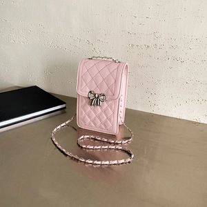 Mini sac bandoulière rose matelassé avec fermoir nœud argenté et sangle en chaîne