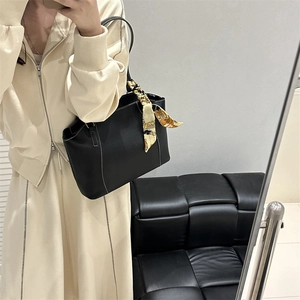 Grand sac cabas noir rétro avec surpiqûres blanches et foulard en soie élégant