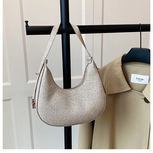 Détail du sac hobo tissé métallisé avec texture scintillante et finitions dorées