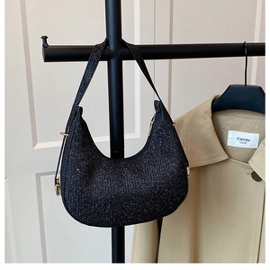 Détail du sac hobo noir avec paillettes scintillantes et garnitures dorées