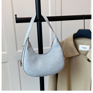 Détail d'un sac hobo à paillettes argentées avec bandoulière réglable et boucle en métal