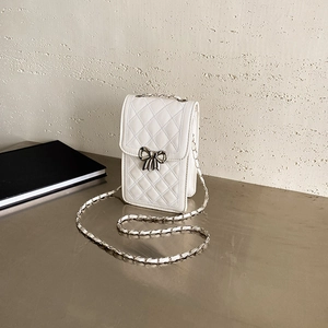 Mini sac bandoulière matelassé beige avec boucle nœud argenté et bandoulière chaîne