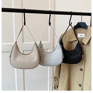 Détail de sacs hobo scintillants en couleurs champagne, argent et noir