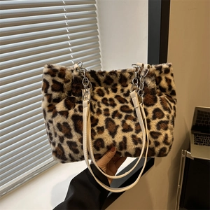 Sac Fourre-tout en Peluche Imprimé Léopard pour Femmes Grande Capacité Sac à Épaule en Fausse Fourrure Avec Chaîne en Métal