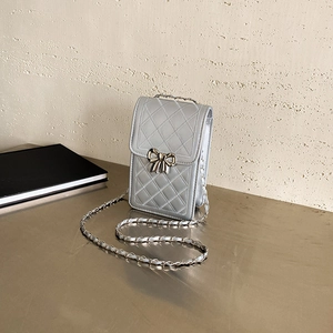 Petit sac bandoulière argenté matelassé avec nœud métallique et bandoulière chaîne