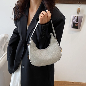 Sac hobo argenté pailleté avec détails dorés pour un look tendance de l'été 2025