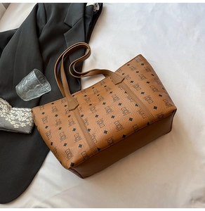 Détail d'un grand sac cabas marron avec motifs ours et losanges pour le quotidien