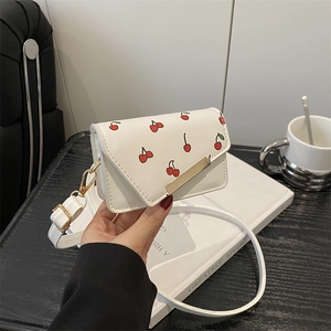 Petit Sac Carré en Cuir PU Tendance pour Femmes Mini Sac Bandoulière Imprimé Cerise Douce avec Décoration Métallique Dorée