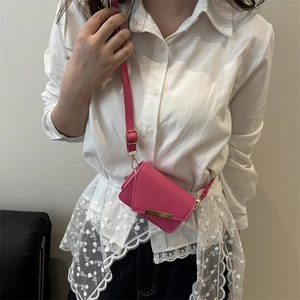 Mini sac bandoulière rouge rose avec fermoir doré pour un look d'été élégant