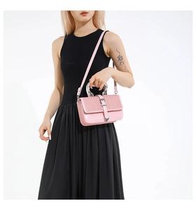 Détail du sac bandoulière rose avec texture tissée en V et poignée métallique en U argentée