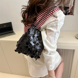 Sac seau à paillettes noires à la mode avec bandoulière chaîne en métal et décor chic