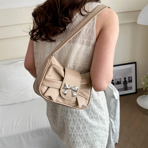 Sac hobo beige élégant avec nœud en cuir mat et détails plissés pour femme