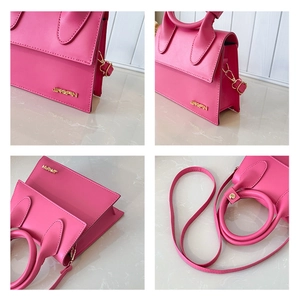 Vue détaillée du sac à main en cuir rose avec poignée, bandoulière et logo métallique