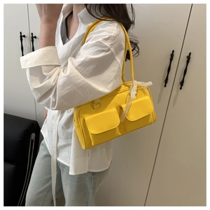 Sac à épaule jaune orné de nœuds en dentelle blanche et deux poches avant à rabat