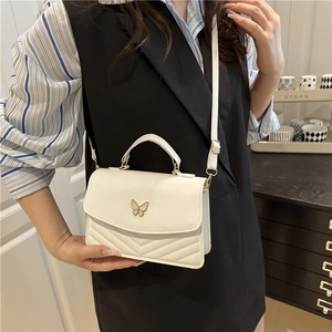 Sac à bandoulière matelassé blanc en similicuir avec fermoir papillon doré