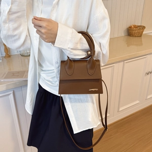 Sac à main marron texturé avec poignée semi-circulaire et bandoulière pour femme