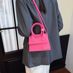 Mini sac à main rose vif avec poignée ronde et bandoulière pour un look chic croisé