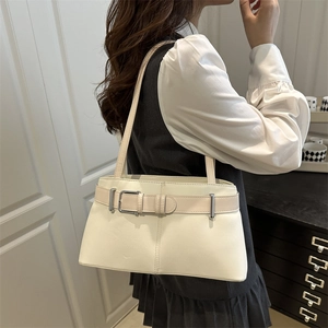 Sac sous le bras élégant en cuir crème avec boucle métallique pour le trajet quotidien