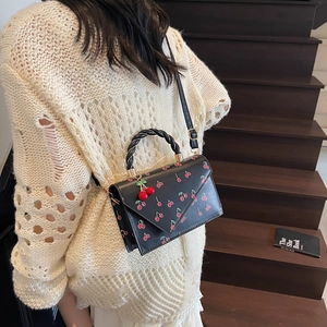 Sac bandoulière en cuir noir avec motif cerises rouges et charms cerise 3D pour femme chic