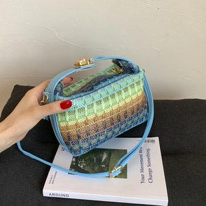 Borsa a mano in paglia arcobaleno con cinturini in pelle celeste e fibbia in metallo oro
