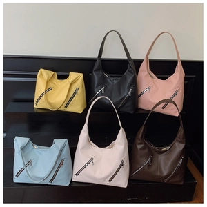 Detailed display of vintage tote bags in six colors with stylish zipper pockets