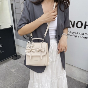 Sac à dos chic blanc crème avec nœud papillon et chaîne de perles pour femmes
