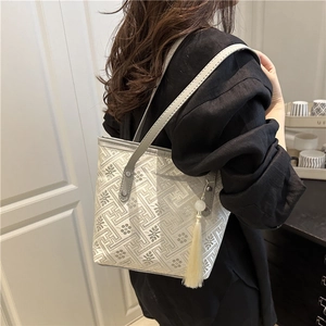Borsa tote moderna ricamata con motivi geometrici e nappine per il pendolarismo quotidiano