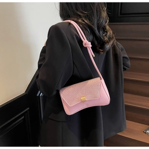 Sac à bandoulière rose avec rabat à strass brillants et bride élégante à nœud