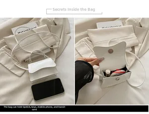 Mini-Handtasche aus weißem Lackleder zeigt Platz für Handy und Lippenstift